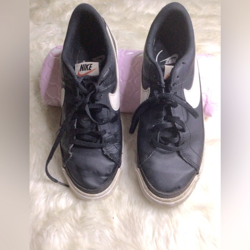 NIKE BLACK TENNIS SHOES FOR KIDS *** Just price cut down ****